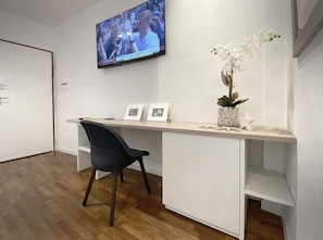 Schreibtisch, kostenloses WLAN, Bettwäsche