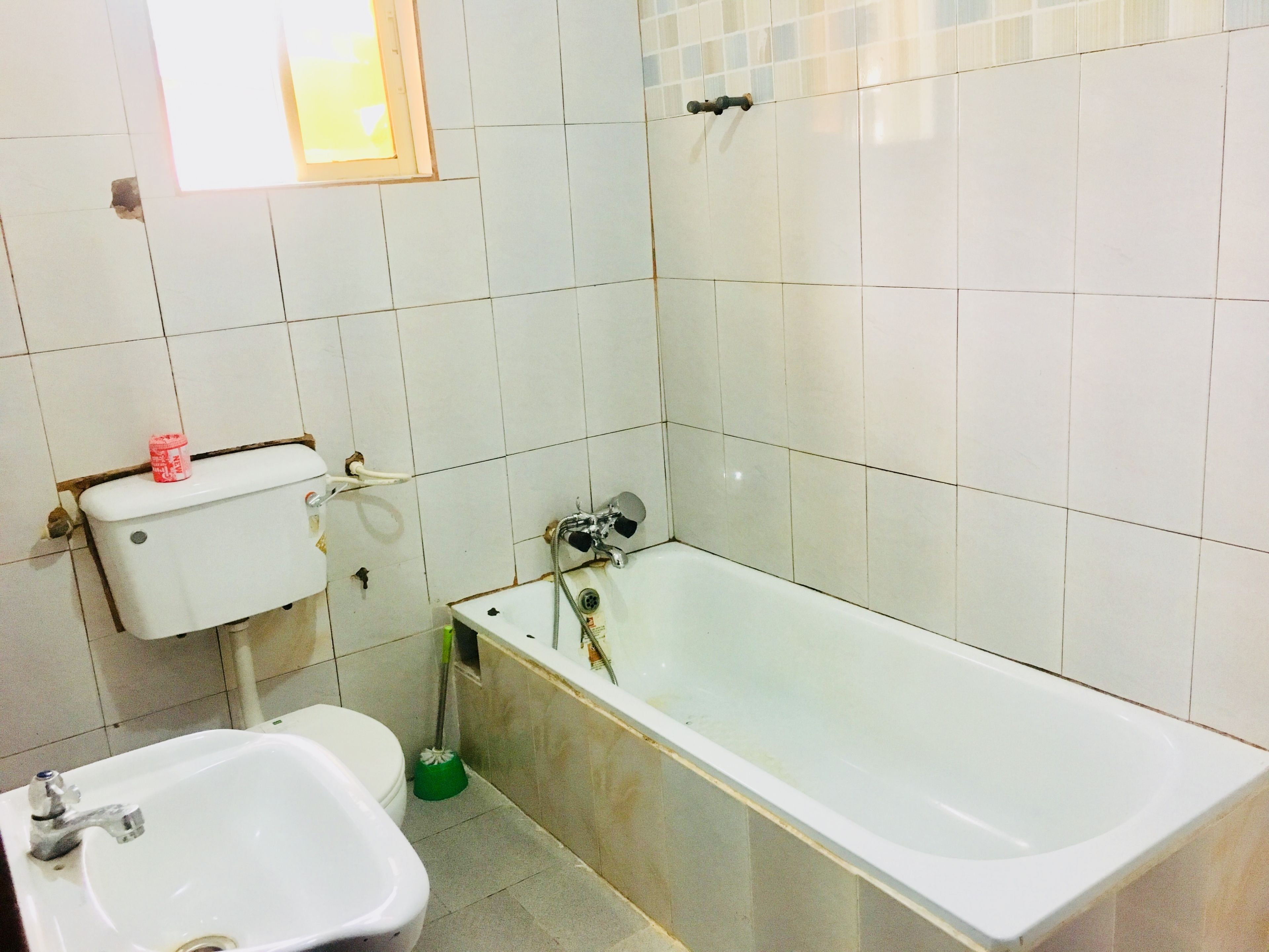 A bathroom with a toilet, sink, and bathtub.