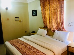 Trang trí khác biệt, trang bị nội thất với thiết kế riêng biệt, bàn 