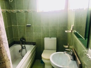 Phòng Executive (Deluxe) | Phòng tắm | Bồn tắm ngâm, vòi sen phun mưa, khăn tắm 