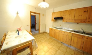 Apartment, 2 Bedrooms, Mountain View | Private kitchen | Full-size fridge, microwave, stovetop, coffee/tea maker - Chalet da Maria (Livigno)