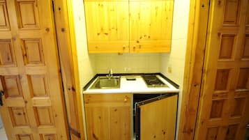 Apartemen, 1 kamar tidur, pemandangan gunung | Dapur kecil pribadi | Lemari es besar, microwave, kompor, dan mesin pembuat kopi/teh