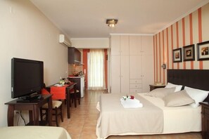 Studio supérieur (3 Adults) | Système d’insonorisation, fer et planche à repasser