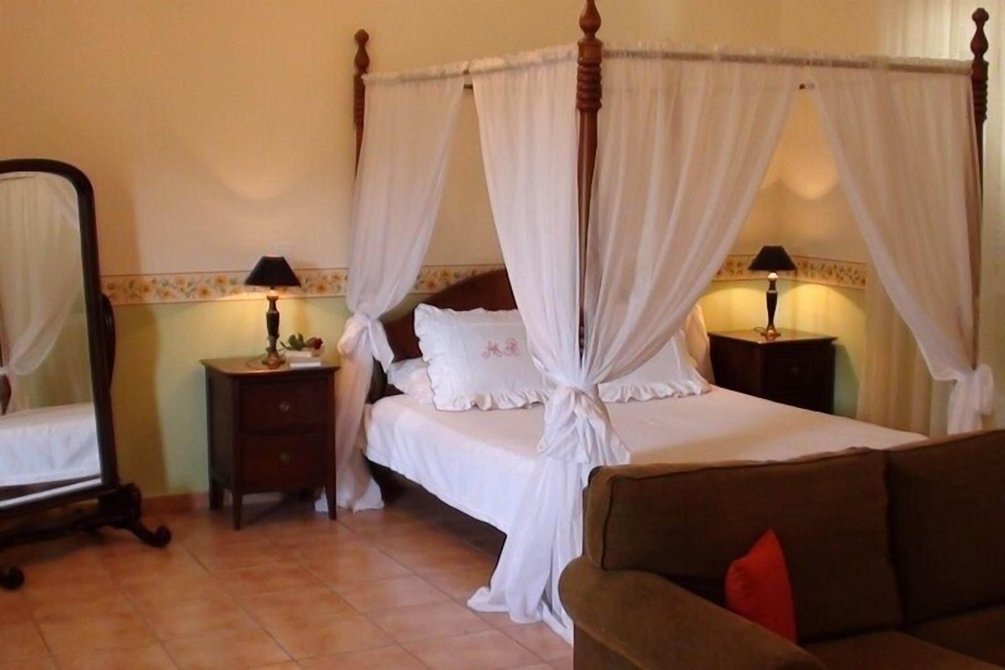 تجهيزات عازلة للصوت ومكواة/لوح كي وأسرّة أطفال/رضّع (مجانًا)