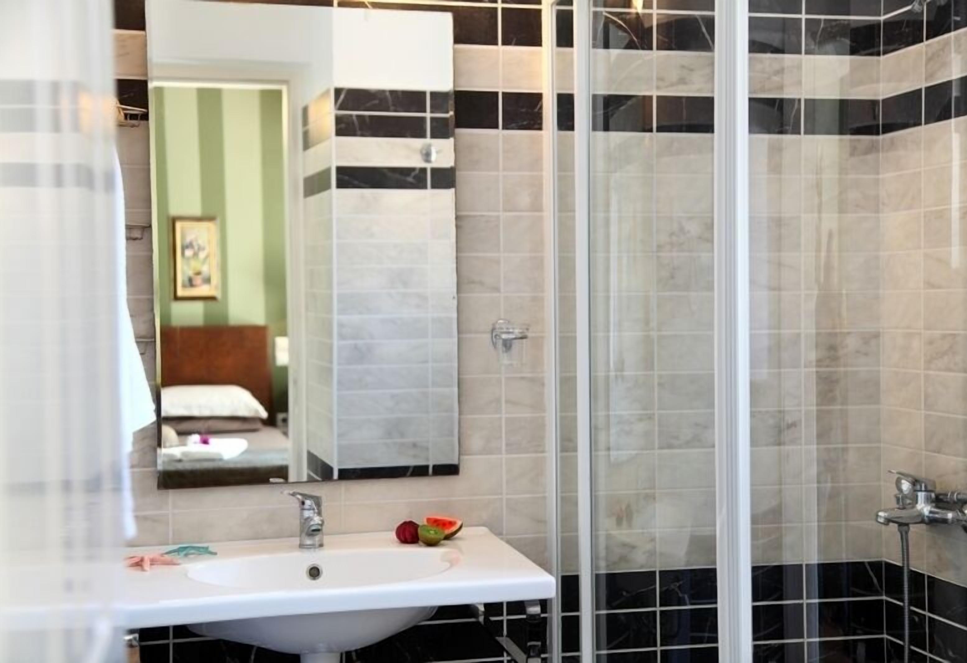 Studio (2 Adults) | Bathroom | Shower, free toiletries, hair dryer, towels