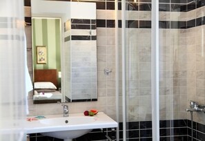 Studio (2 Adults) | Kylpyhuone | Suihku, ilmaiset hygieniatuotteet, hiustenkuivaaja, pyyhkeet