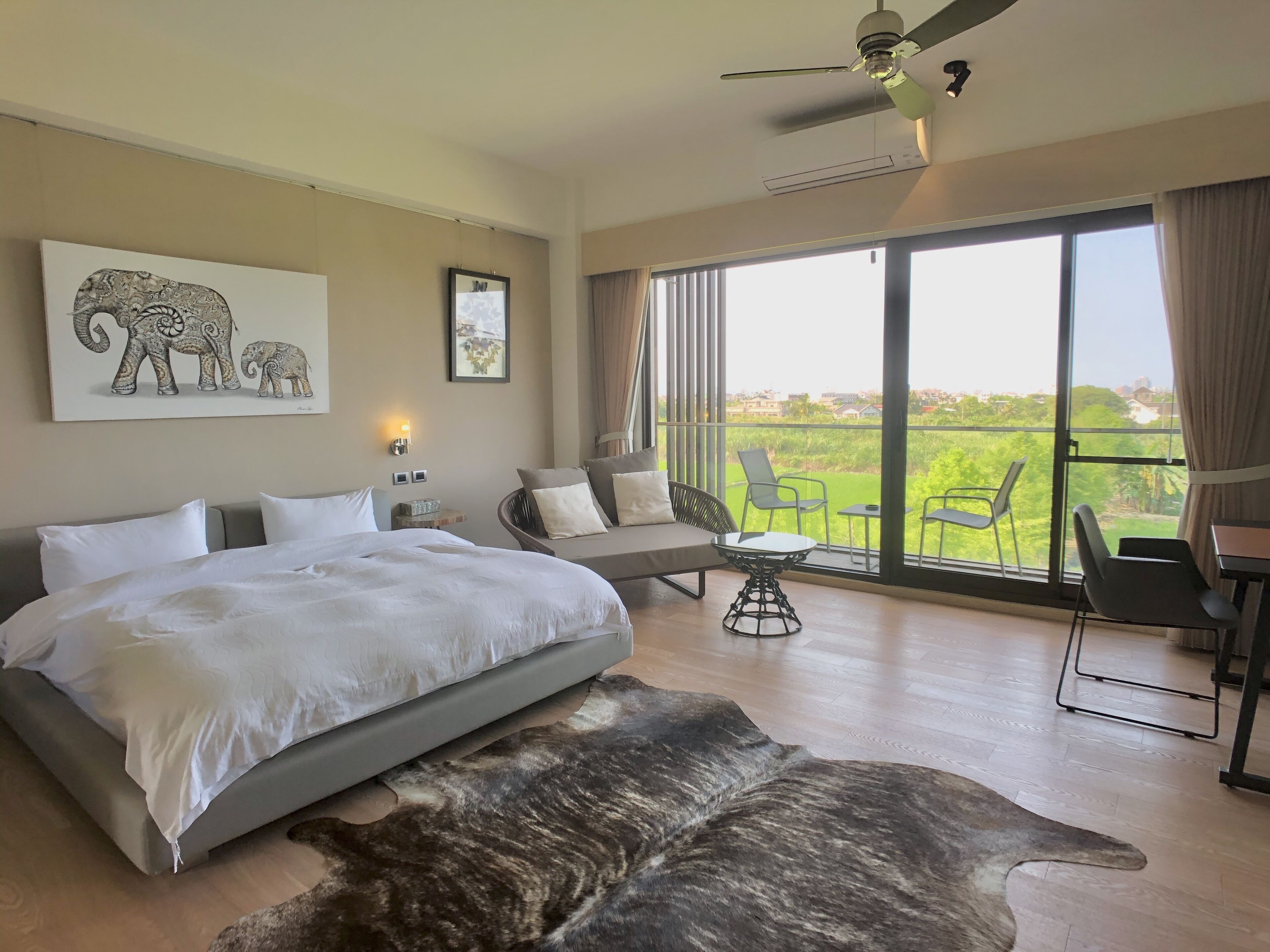 Quarto casal urbano, 1 cama Queen, para não fumantes | Escrivaninha, quartos à prova de som, Wi-Fi de cortesia, roupa de cama