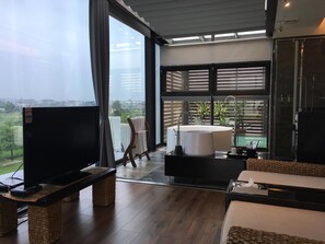 Desk, soundproofing, free WiFi, bed sheets - Aqua Star Villa (Dongshan)