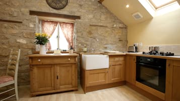 Comfort Cottage (Stable 1) | Private kitchen | Fridge, microwave, oven, electric kettle