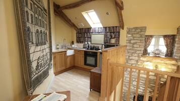 Cottage Comfort (Stable 2) | Dapur pribadi | Lemari es, microwave, oven, dan ketel listrik