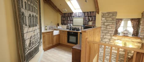 Comfort Cottage (Stable 2) | Private kitchen | Fridge, microwave, oven, electric kettle