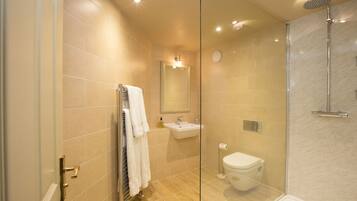 Cottage Comfort (Stable 2) | Kamar mandi | Shower, pengering rambut, dan handuk