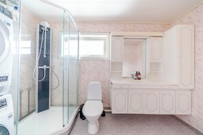 Premium Villa, 4 Bedrooms | Bathroom - Reine Retro Villa (Moskenes)