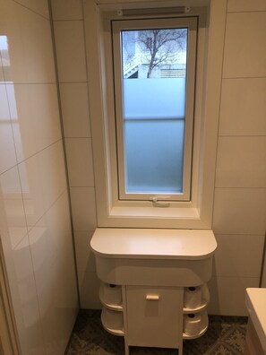 Premium villa, 4 slaapkamers | Badkamervoorzieningen | Een douche, gratis toiletartikelen, een haardroger, handdoeken