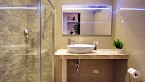 Lejlighed - 1 soveværelse | Badeværelse | Bruser, gratis toiletartikler, hårtørrer, håndklæder