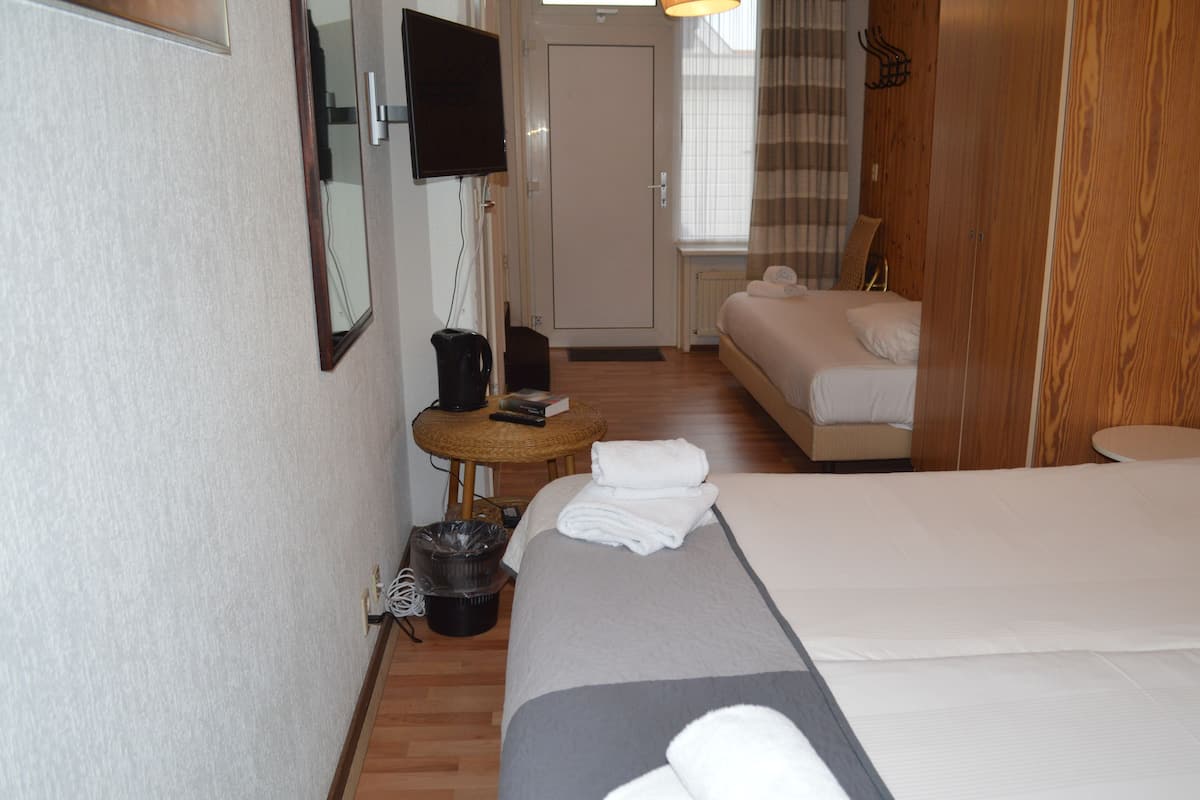Dreibettzimmer | Zimmersafe, Bügeleisen/Bügelbrett, kostenloses WLAN, Bettwäsche