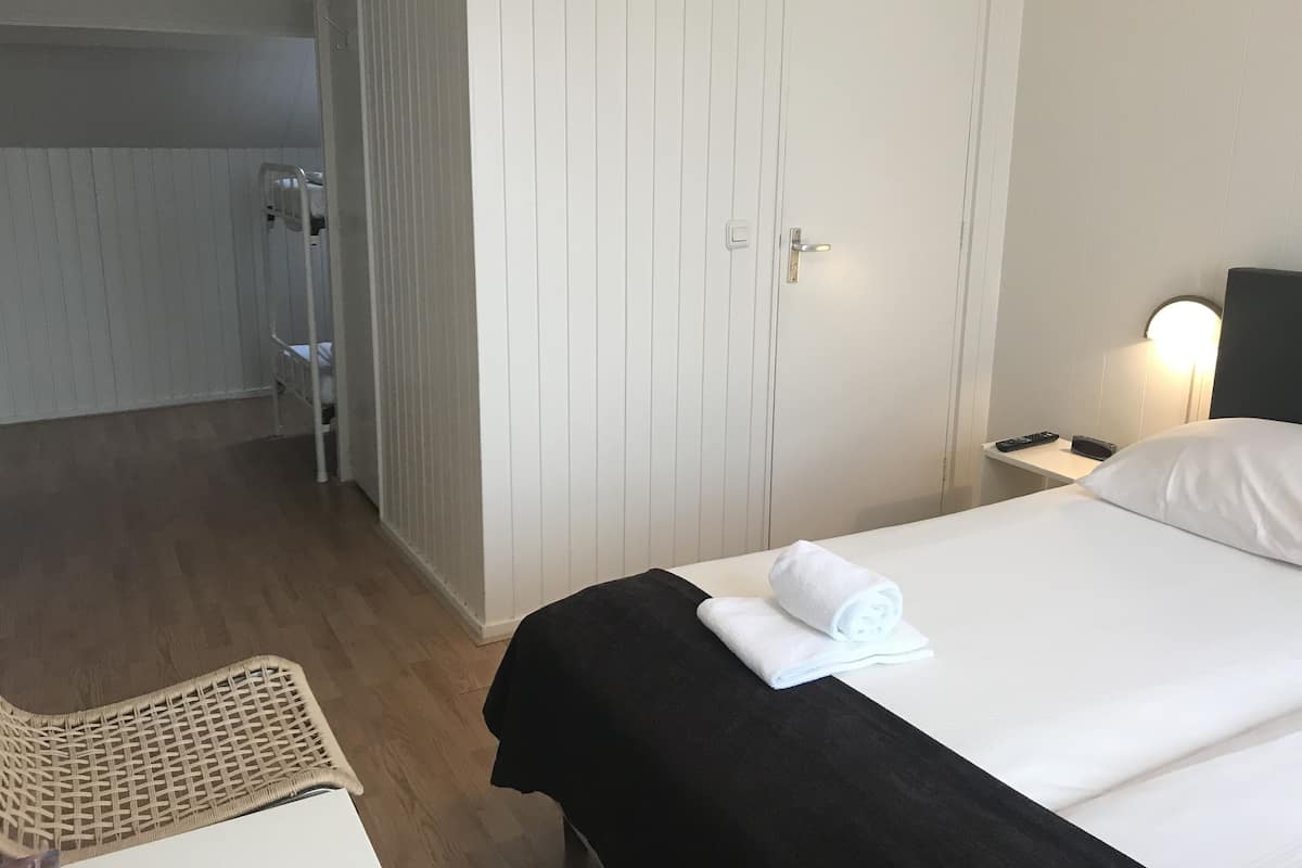Vierbettzimmer | Zimmersafe, Bügeleisen/Bügelbrett, kostenloses WLAN, Bettwäsche