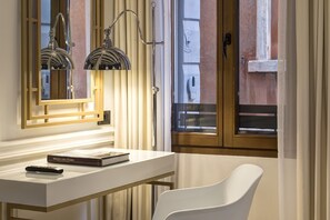 Hypo-allergenic bedding, down comforters, in-room safe, desk - San Marco Suite 755 (Venice)