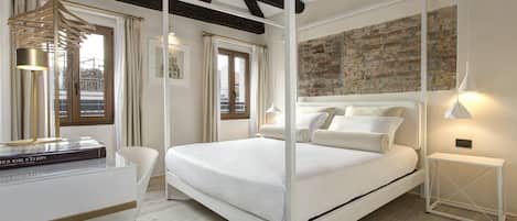 Apartamento romántico, terraza | 1 dormitorio, ropa de cama hipoalergénica, edredones de plumas
