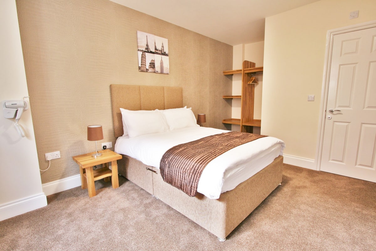 2 bedrooms, desk, laptop workspace, free WiFi
