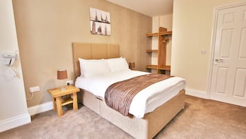 2 bedrooms, desk, laptop workspace, free WiFi