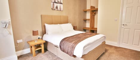 2 bedrooms, desk, laptop workspace, free WiFi