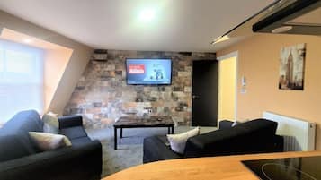 Departamento, 2 habitaciones | Área de sala de estar | Televisión de pantalla plana de 40 pulgadas con canales digitales