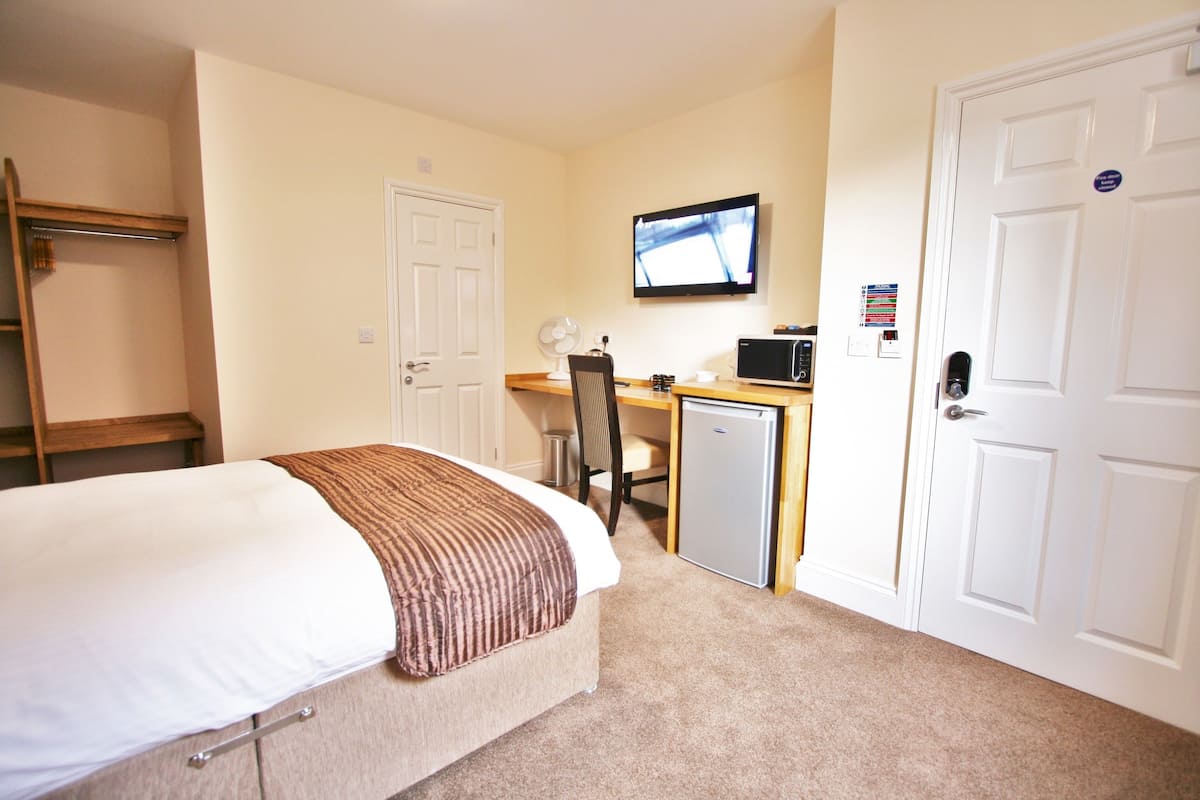 2 bedrooms, desk, laptop workspace, free WiFi