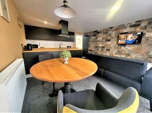 40-inch flat-screen TV with digital channels, TV - The New County Hotel (Gloucester)