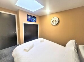 Desk, laptop workspace, free WiFi, bed sheets - The New County Hotel (Gloucester)