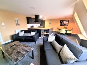 Apartment, 2Â Schlafzimmer | Wohnbereich | 40-Zoll-Flachbildfernseher mit Digitalempfang, Fernseher