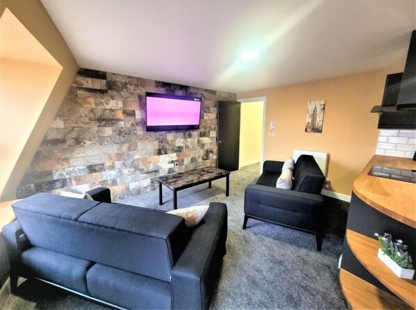 Apartment, 2 Schlafzimmer | Wohnbereich | 40-Zoll-Flachbildfernseher mit Digitalempfang, Fernseher