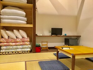 Habitación Deluxe (JapaneseWestern Style,Pet NOT allowed) | Sala de estar | Televisión de pantalla plana