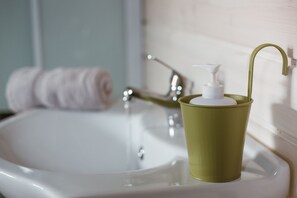 Tweepersoonskamer | Badkamer | Een douche, een hydromassagedouche, gratis toiletartikelen