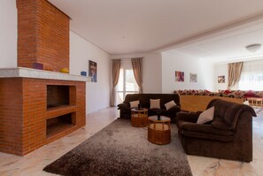 Villa, 3 chambres | Aire de séjour