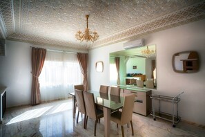 Villa, 3 chambres | Repas dans la chambre