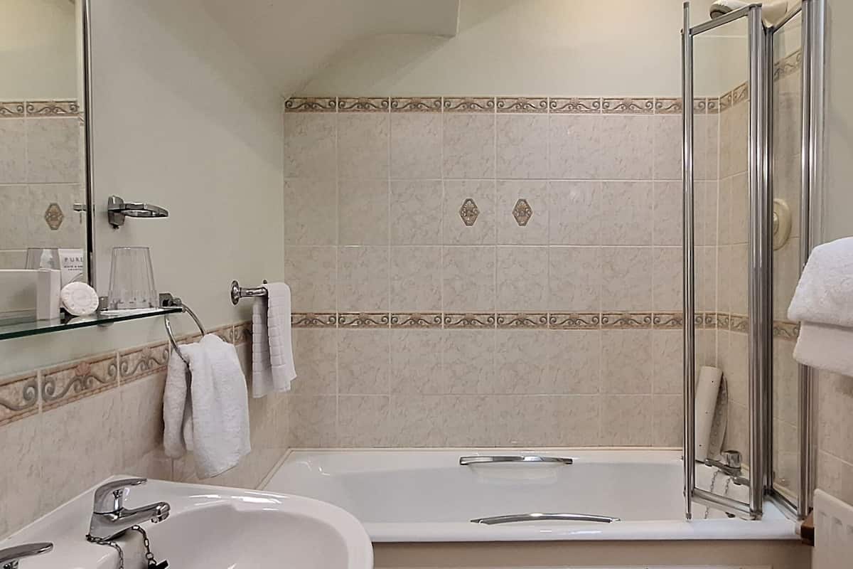 double or twin room, non smoking | bathroom | free toiletries, hair dryer, towels