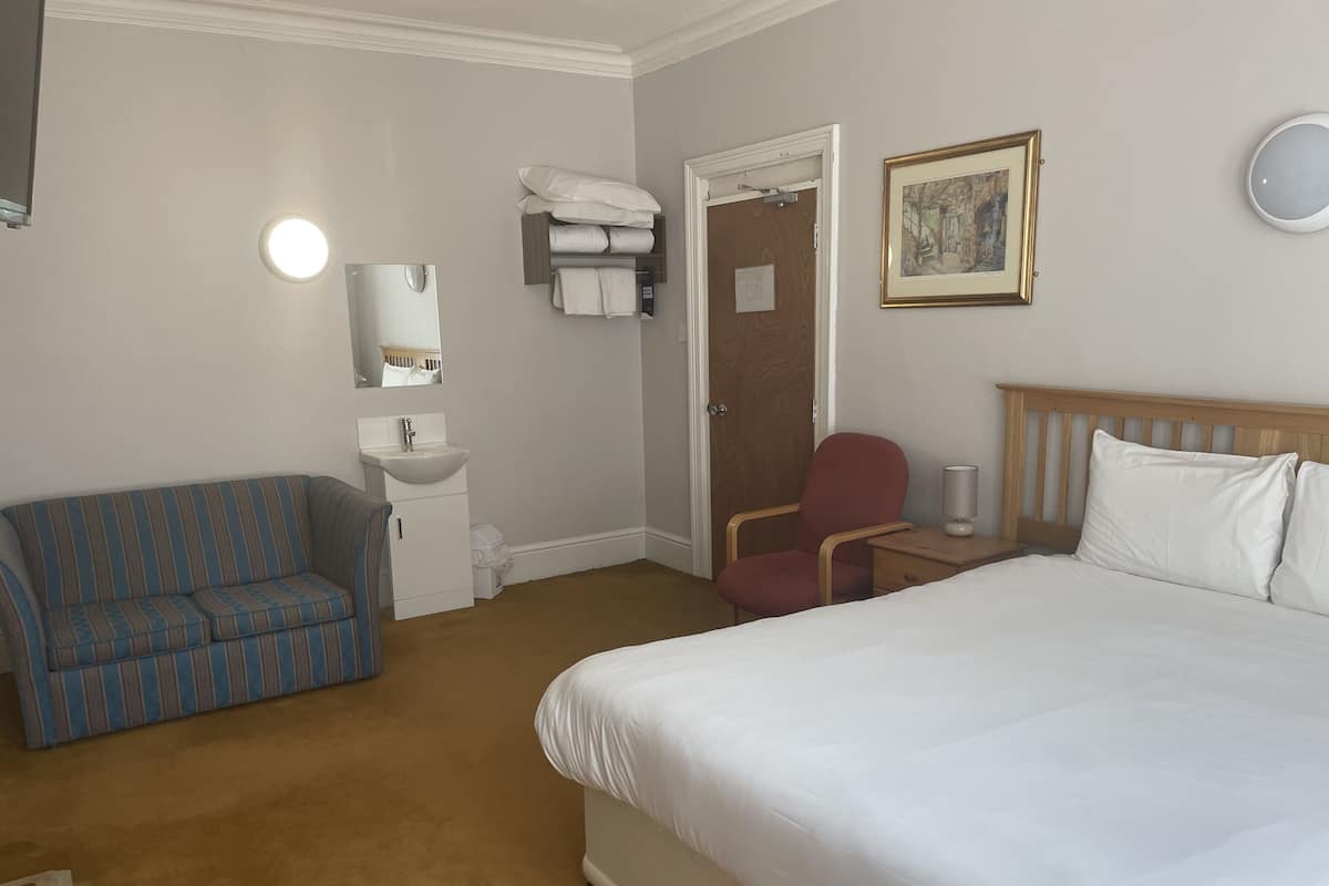 Family Room | Desk, laptop workspace, iron/ironing board, WiFi (free)
