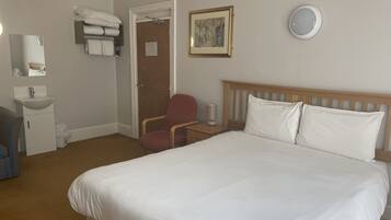 Family Room | Desk, laptop workspace, iron/ironing board, WiFi (free)