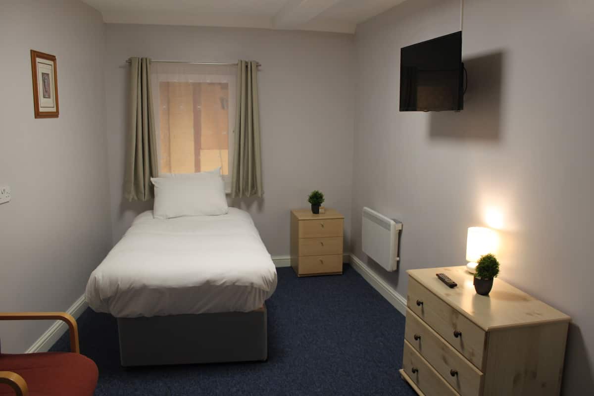 Single Room | Desk, laptop workspace, iron/ironing board, WiFi (free)