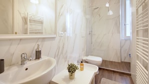 Shower, hair dryer, bidet, towels - Fiamma (Milan)