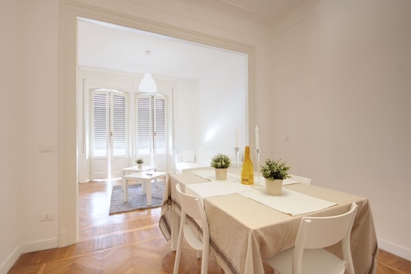 Apartment, 2 Bedrooms | Makan dalam bilik