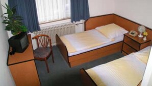 婴儿床、折叠床/加床（额外收费）、免费 WiFi、床单