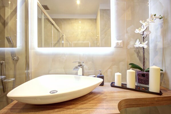Apartment, 1 Bedroom | Bathroom | Shower, free toiletries, hair dryer, towels