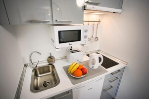 Refrigerador, microondas, placa de cocina, cafetera/tetera