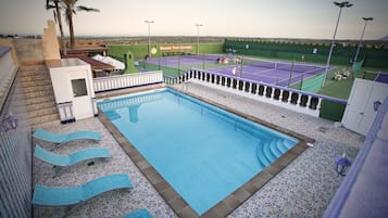 Piscina a l'aire lliure, para-sols i gandules