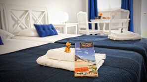 Een kluis op de kamer, een bureau, verduisterende gordijnen