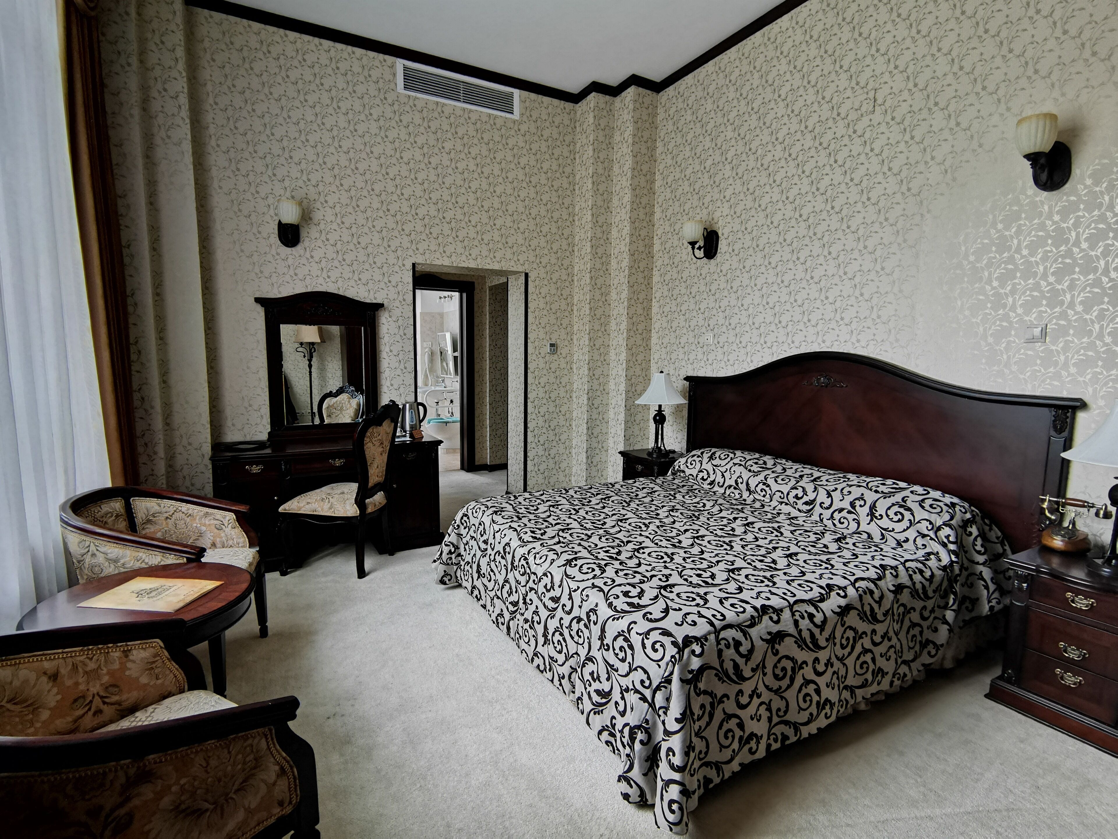 king room | minibar, in-room safe, desk, blackout curtains