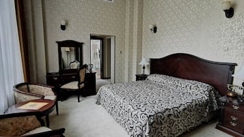 King Room | Minibar, vÀrdeförvaringsskÄp pÄ rummet och skrivbord