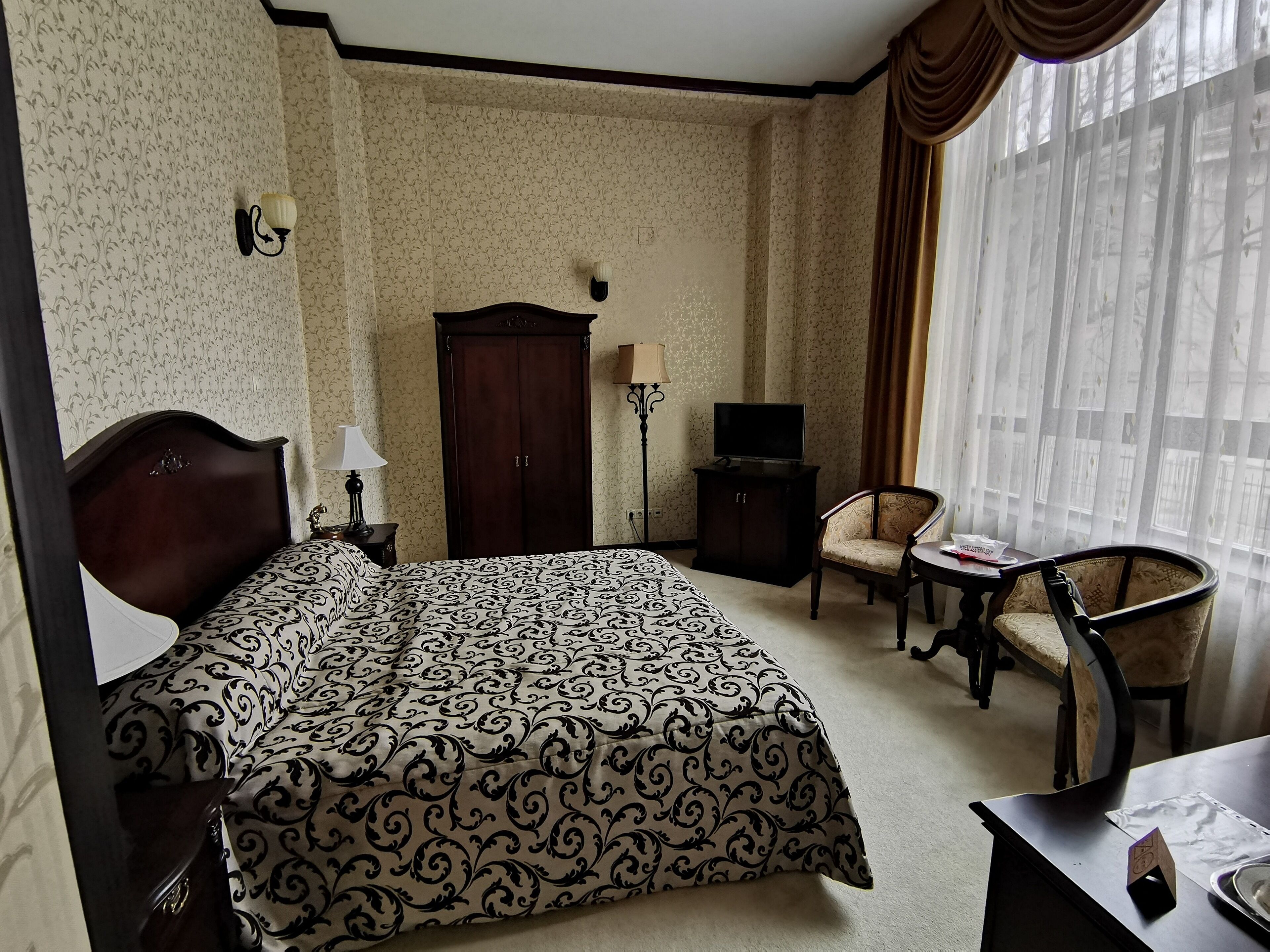 king room | minibar, in-room safe, desk, blackout curtains